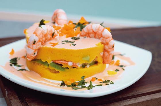 Causa de langostinos crema Rocoto