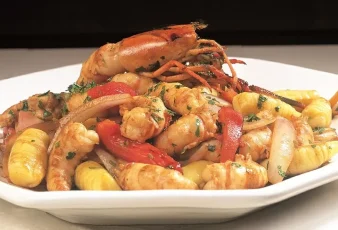 Saltado de Camarones Con Gnocchi