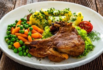Cerdo con papas y legumbres