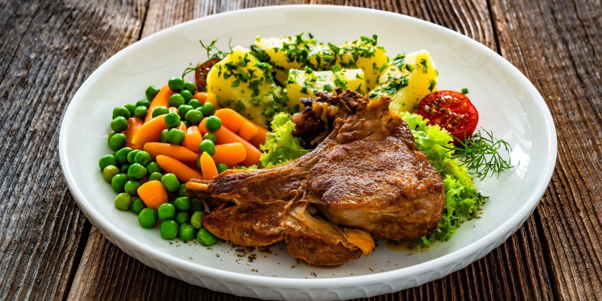Cerdo con papas y legumbres